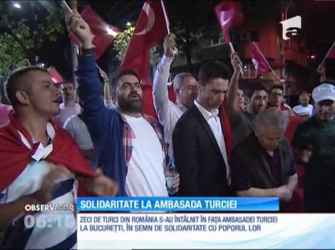 Zeci de oameni de naţionalitate turcă şi-au petrecut noaptea în faţa ambasadei Turciei la Bucureşti