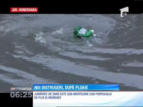 Cod portocaliu de ploi torenţiale şi inundaţii în jumătate din România.