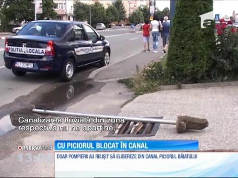 Un băiat de opt ani a rămas blocat cu un picior într-un canal, pe o stradă din Târgu Jiu