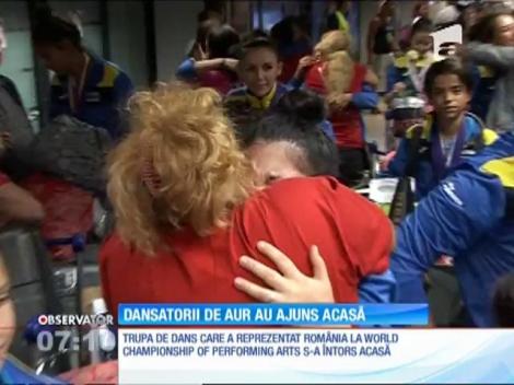 Micii dansatori de aur ai României s-au întors acasă. Aventura americană nu i-a speriat, deşi riscau să rămână blocaţi pe aeroportul din Los Angeles