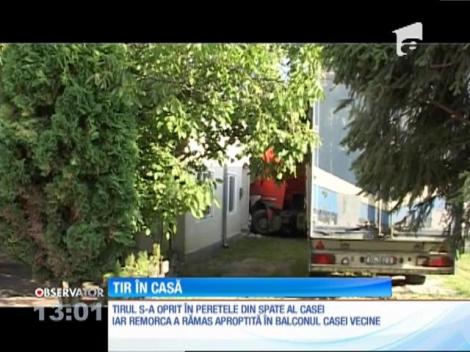 O familie din judeţul Bistriţa Năsăud a fost la un pas de moarte, după ce un TIR de zeci de tone a ajuns cu cabina în casa în care oamenii dormeau