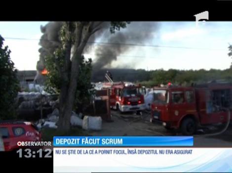 O hală plină cu deşeuri de plastic din Arad, aflată în apropiere de aeroport, a ars complet aseară