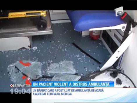 Un pacient violent, din Galaţi, a distrus ambulanţa care îl ducea la spital