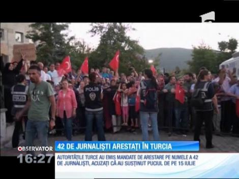 42 de jurnalişti au fost reţinuţi în Turcia