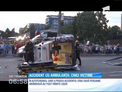 Accident grav la Ploieşti! O maşină a lovit în plin o ambulanţă care transporta de urgenţă un pacient la spital
