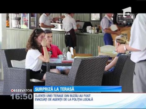 Poliţia locală din Buzău i-a evacuat pe clienţii unei terase din cauza că era amplasată ilegal pe trotuar