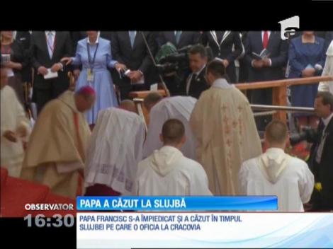 Papa Francisc a căzut în timp ce oficia o slujbă în Polonia