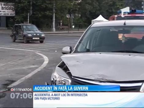 Impact violent între un autoturism şi o maşină de teren, chiar în faţa Guvernului