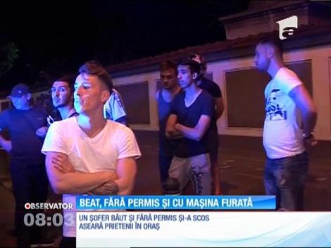 Patru tineri au fost reţinuţi după ce au fost prinşi în trafic cu o maşină furată