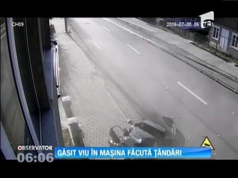 Accident teribil surprins pe camere în Câmpulung Moldovenesc! O maşina a fost spulberată de un autotren