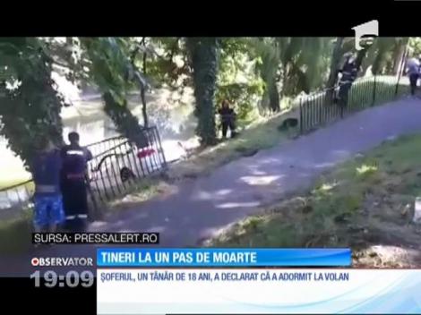 Accident spectaculos în Timişoara! O maşină decapotabilă, la un pas să plonjeze în canalul Bega