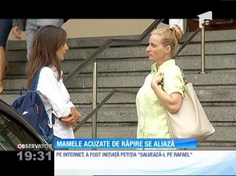 Mamele acuzate de răpire se aliază