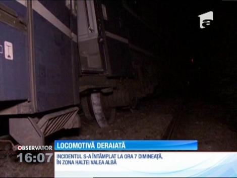 Incident periculos pe calea ferată. O locomotivă a sărit de pe şine!