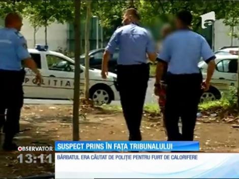 Un bărbat suspectat că a furat calorifere, încătuşat chiar în faţa tribunalului