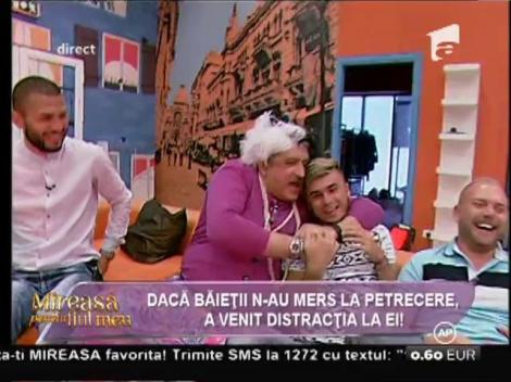 Toți au fugit când au văzut cine vine! Dansul lui i-a șocat