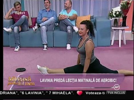 Lavinia predă lecţia de matinală de aerobic!