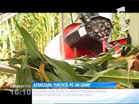 Un bărbat care pilota un avion ultraușor a aterizat forțat pe un câmp din Argeș