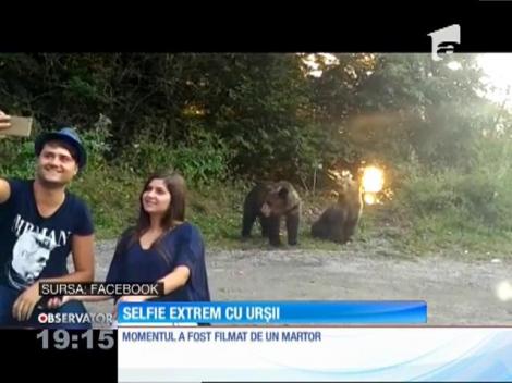 Doi tineri și-au făcut o poză cu doi pui de urs, pe Transfăgărăşan