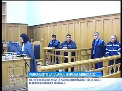 Poliţiştii au descins la şapte adrese din Drăgăneşti, la casele rudelor lui Bercea Mondialu