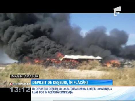 Un depozit de deşeuri, din judeţul Constanţa, a luat foc