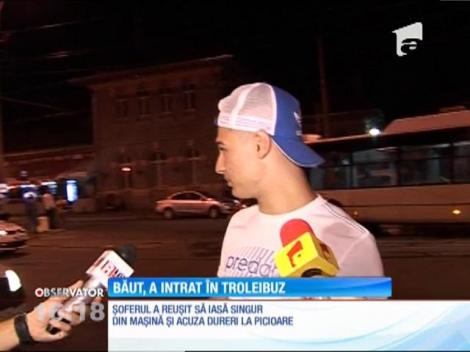 Un şofer băut a intrat cu maşină într-un troleibuz