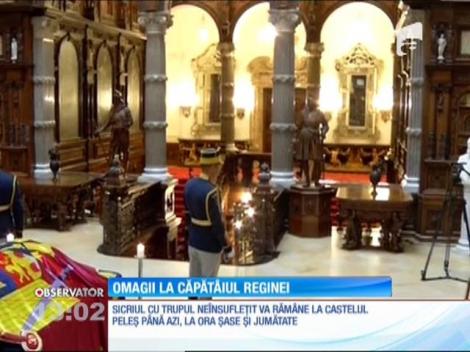 Sicriul cu trupul neînsufleţit al Reginei Ana este depus în holul de onoare al castelului Peleş