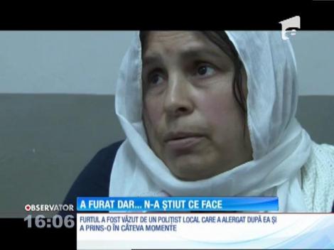 O femeie din Bacău a fost prinsă în timp ce-i fura unei pensionare telefonul din geantă