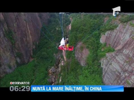 Imagini inedite de la cea mai tare nuntă! Suspendați la 180 de metri înălțime, într-un hamac, doi tineri și-au spus "DA!" Cum s-a terminat totul?