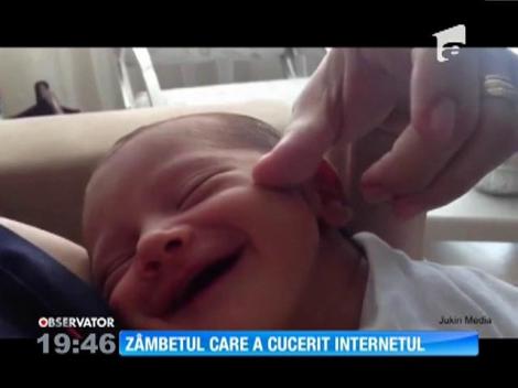 VIDEO: Scena adorabilă filmată de o mămică! Un bebeluş cucereşte internetul cu zâmbetul lui angelic