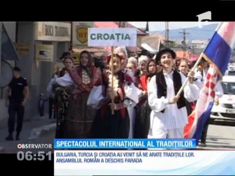 Tradiţii populare din patru ţări au adunat sute de curioşi într-o comună din Bistriţa