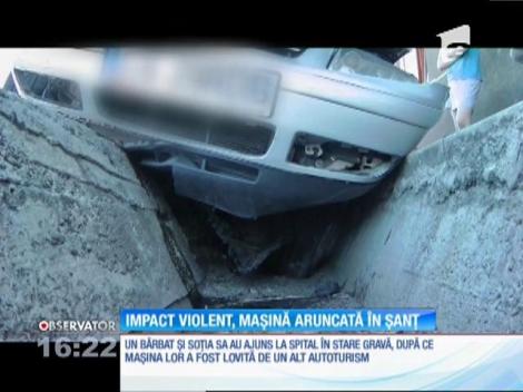 Impact violent, două maşini aruncate în şanţ