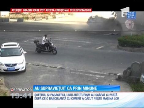 Un şofer din China a supravieţuit, ca prin minune, după ce maşina în care se afla a fost spulberată de un camion - VIDEO ȘOC