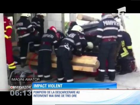 TIR strivit de zidul de beton al unei clădiri aflate în construcţie