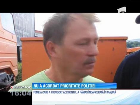 O şoferiţă neatentă a tăiat calea unei maşinii de Poliţie, care se afla în misiune. Patru oameni au ajuns la spital