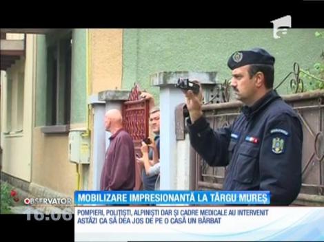Mobilizare impresionantă de forţe în Târgu Mureş! Un bărbat s-a urcat pe acoperişul unui imobil şi ameninţa că se sinucide