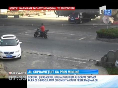 A supravieţuit miraculos, după ce maşina pe care o conducea a fost strivită de un camion
