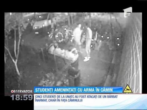 Studenți amenințați cu arma în fața căminului UNATC