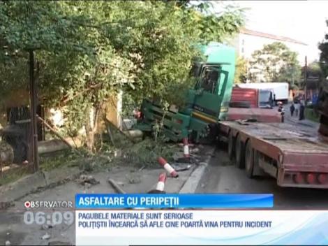 Accident cu mastodonţi pe o şosea din Zalău. O maşină de mare tonaj folosită la asfaltarea străzii a căzut de pe o platformă