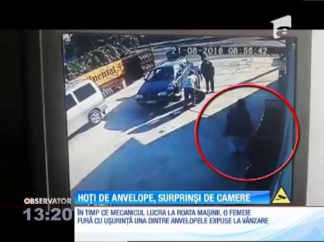 O cameră de supraveghere a surprins momentul în care pasagerii unei maşini furau anvelope noi