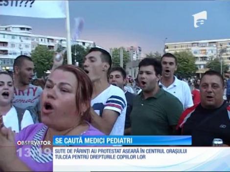 Sute de părinţi au protestat în centrul oraşului Tulcea pentru drepturile copiilor lor