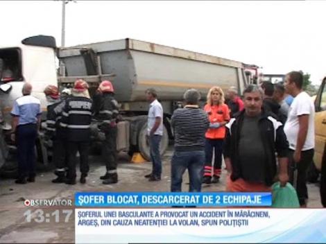 Un şofer a intrat cu basculanta într-un microbuz şi apoi într-un TIR