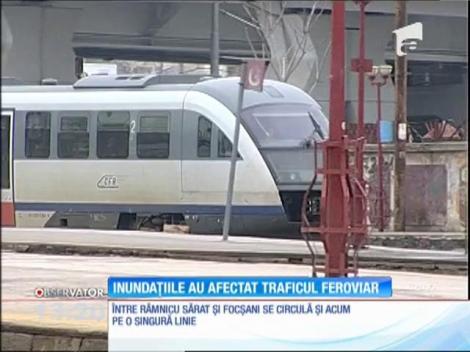 Inundaţiile din Vrancea au afectat traficul feroviar. Liniile de tren au fost acoperite de apă