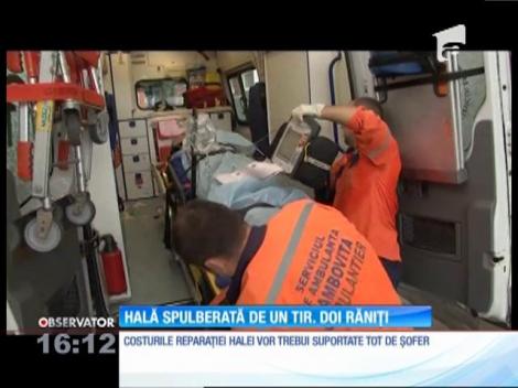 Hală spulberată de un TIR