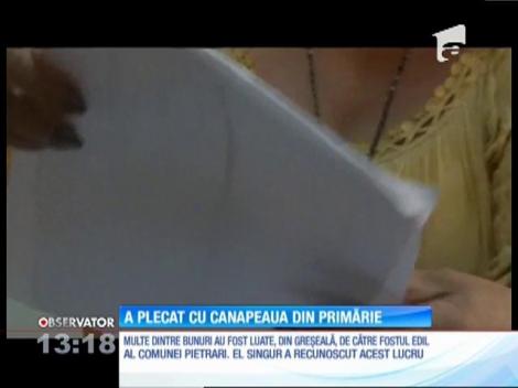 Situaţie penibilă în comuna dâmboviţeană Pietrari. Fostul primar a plecat acasă cu canapeaua