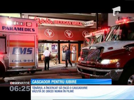 CASCADORUL IUBIRII! Un tânăr şi-a rupt glezna încercând să impresioneze o fată