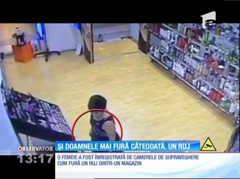 O femeie din Piatra Neamţ este căutată de poliţişti după şi-a însuşit un ruj dintr-un magazin