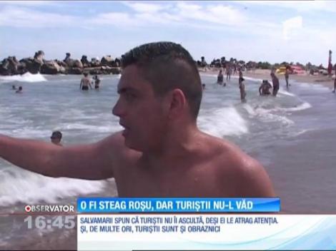 Turiștii de pe litoral nu țin cont de avertismentele salvamarilor