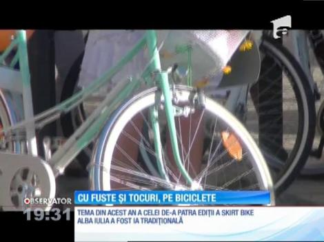 Un spectacol plin de culoare a avut loc pe străzile din Alba Iulia. Zeci de fete frumoase foc au pedalat în fuste şi ii