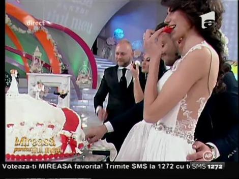 Moment de vis! Mirii au tăiat tortul
