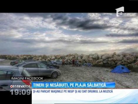 Imagini revoltătoare pe plaja de la Corbu! Mai mulţi tineri au intrat cu maşinile pe nisip, au scos sticlele de băutură şi au încins focul